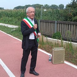 Il sindaco id Paullo indossa la fascia tricolare in un momento Istituzionale 