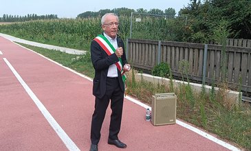 Il sindaco id Paullo indossa la fascia tricolare in un momento Istituzionale 