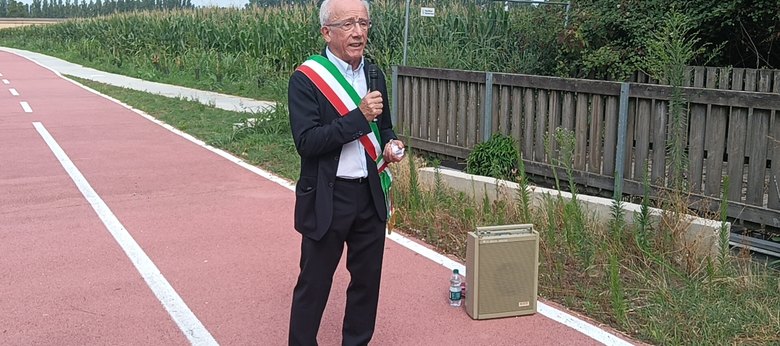 Il sindaco id Paullo indossa la fascia tricolare in un momento Istituzionale 