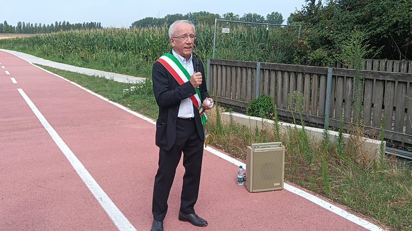Il sindaco id Paullo indossa la fascia tricolare in un momento Istituzionale 
