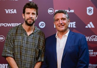 Gerard Pique con Luigi De Siervo amministratore delegato della Lega Serie A 