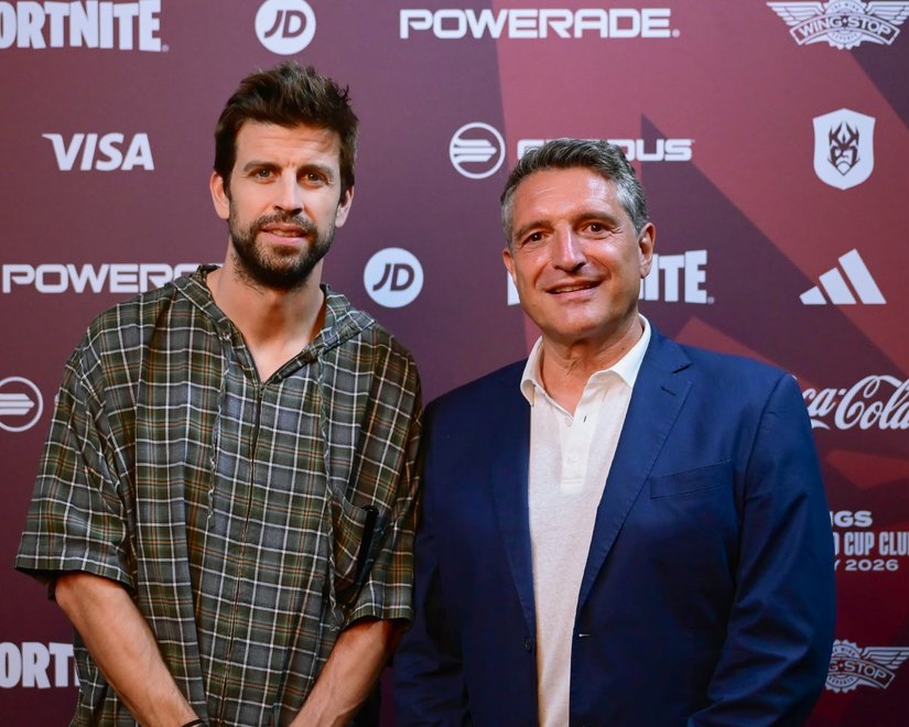 Gerard Pique con Luigi De Siervo amministratore delegato della Lega Serie A 