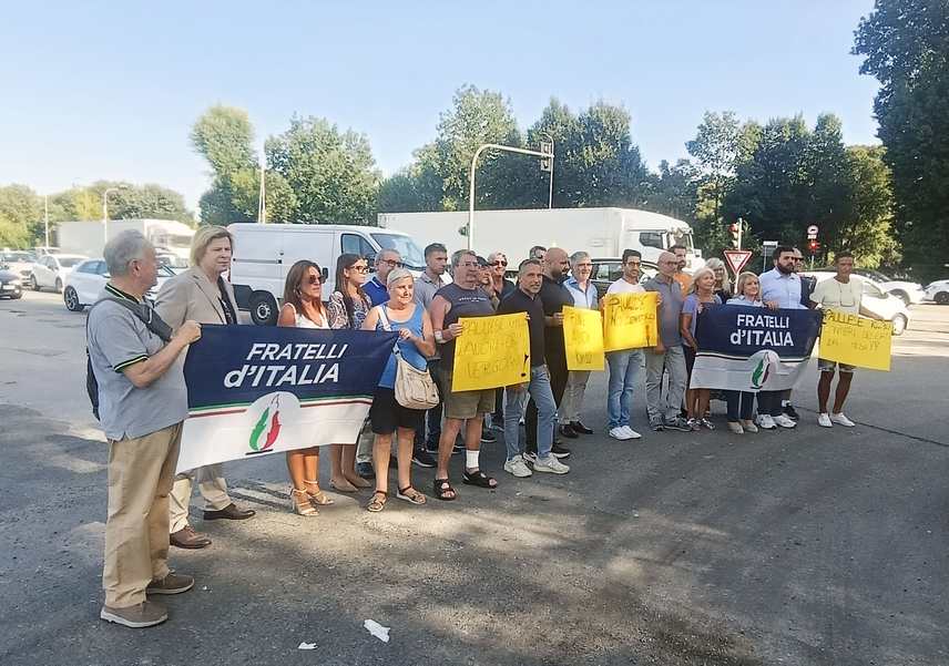 Flash mob di Fratelli d’Italia sulla Paullese a San Donato Milanese 