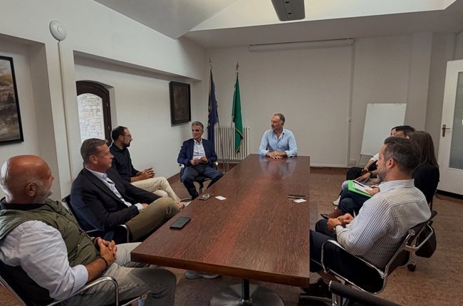 Il tavolo di confronto tra gli operatori commerciali e il sindaco Bellomo 