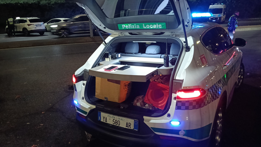 Corso Garibaldi di sera con persone e locali aperti 