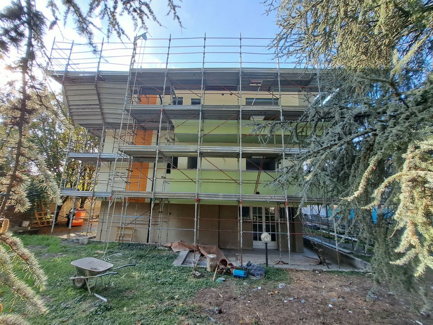 I lavori in corso nella palazzina di Casa Hito a Melzo 
