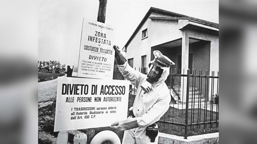 Seveso, 1976: un carabiniere in tuta protettiva affigge i cartelli nella zona contaminata 