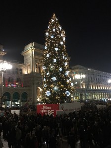 Albero Di Natale Milano.L Albero Di Natale Messaggio Di Pace E Speranza Cronaca Vivere Milano
