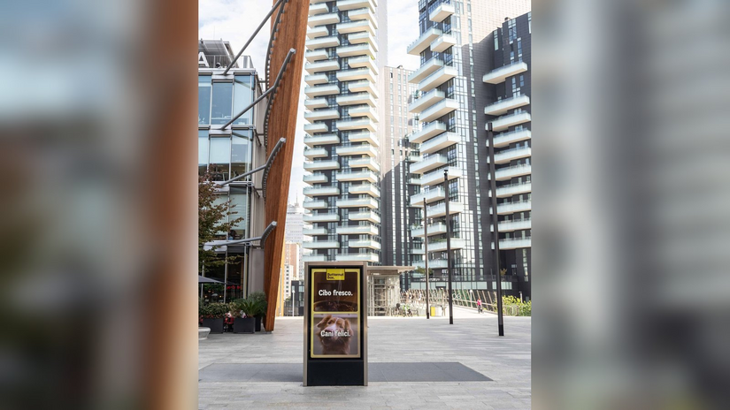 Un totem della campagna Butternut Box in piazza Gae Aulenti 