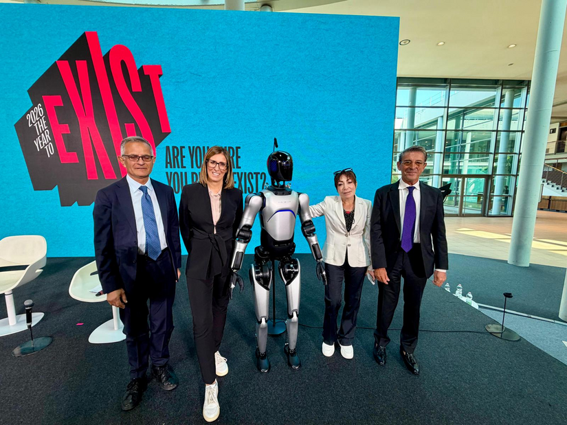 Maurizio Crisanti, Sabrina Mangia, Agibot A2 Ultra, Tiziana Pini e Luciano Pareschi al TTG Travel Experience 