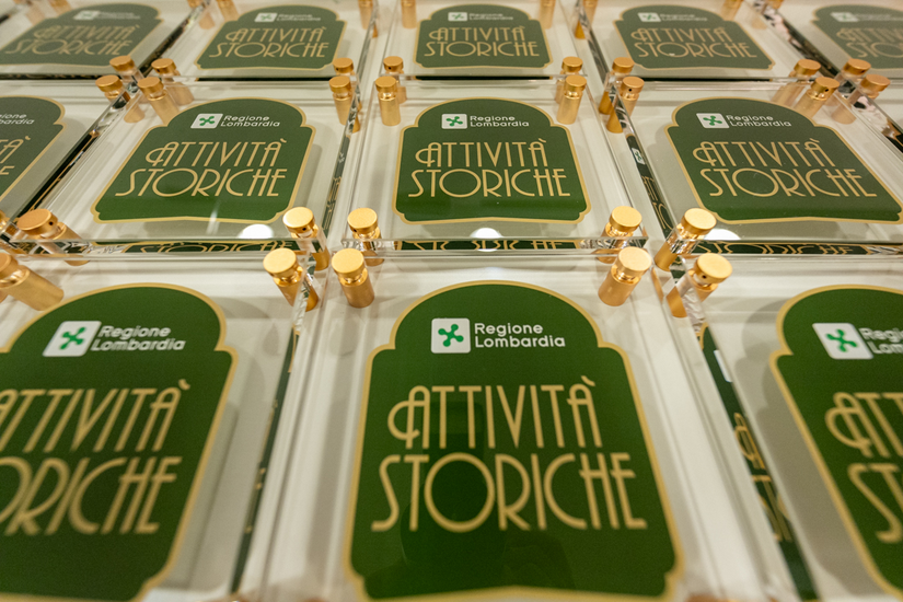 Le targhe assegnate alle attività storiche riconosciute da Regione Lombardia 