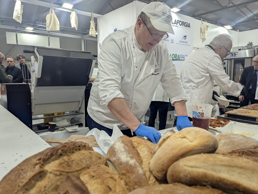 Un panificatore al lavoro durante la preparazione del pane 