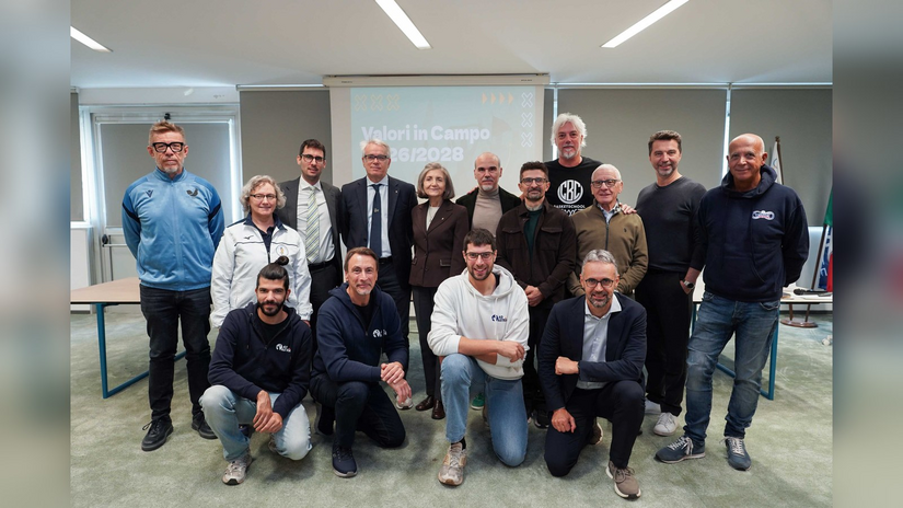 Al centro dell'ultima fila, da sinistra, Yuri Santagostino, Enrico Ragnolini e Claudia Giordani con le società premiate 