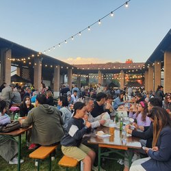 Un momento di festa nei giardini/portici del Centro Civico 