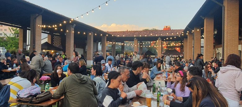 Un momento di festa nei giardini/portici del Centro Civico 