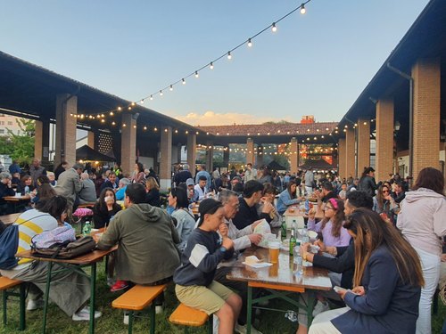 Un momento di festa nei giardini/portici del Centro Civico 