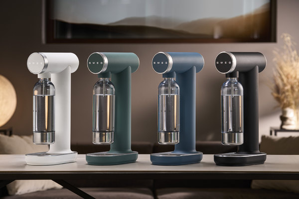 Bianco, Verde Smeraldo, Storm Blue, Nero, sono le finiture in tinta di Smeg Soda Maker