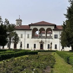 Palazzo Arese Borromeo, simbolo culturale della città 