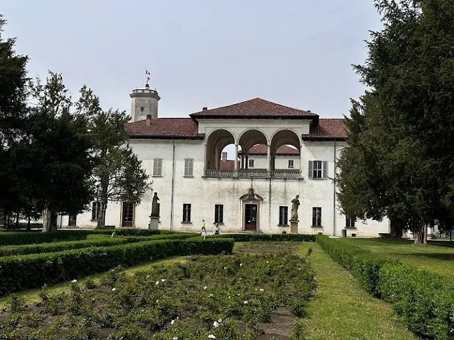 Palazzo Arese Borromeo, simbolo culturale della città 