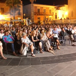 Il numeroso pubblico che riempie le piazze 