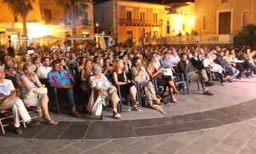 Il numeroso pubblico che riempie le piazze 