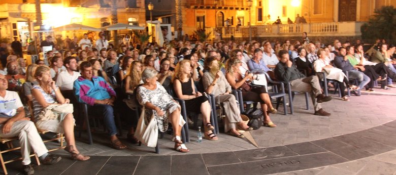 Il numeroso pubblico che riempie le piazze 