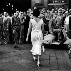 “Gli italiani si voltano, Milano, 1954 ©? Archivio Mario De Biasi / courtesy Admira, Milano” 