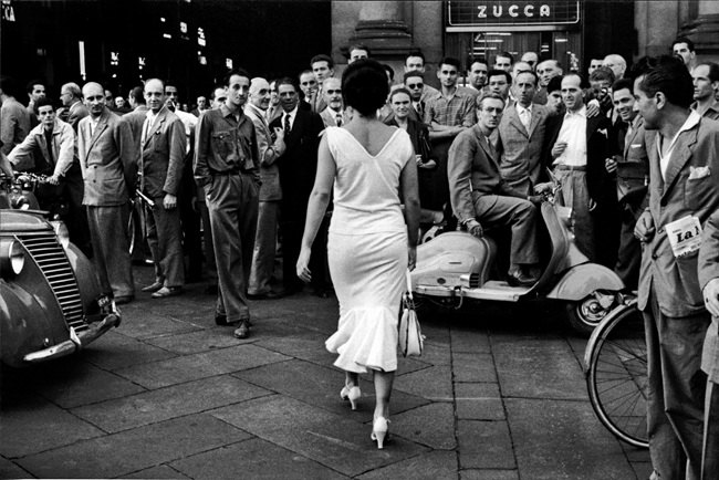 “Gli italiani si voltano, Milano, 1954 ©? Archivio Mario De Biasi / courtesy Admira, Milano” 