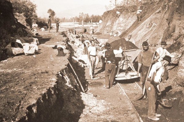 Foto inedita presente nella mostra fotografica ottenuta dall'Associazione fotografica Arcobaleno di Castronno della costruzione dell’Autostrada Milano – Varese