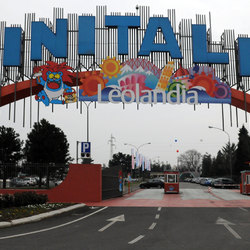 L’insegna del parco fino al 2014, quando ha assunto definitivamente la denominazione Leolandia. 