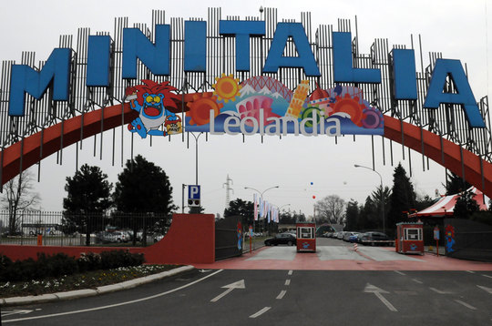 L’insegna del parco fino al 2014, quando ha assunto definitivamente la denominazione Leolandia. 