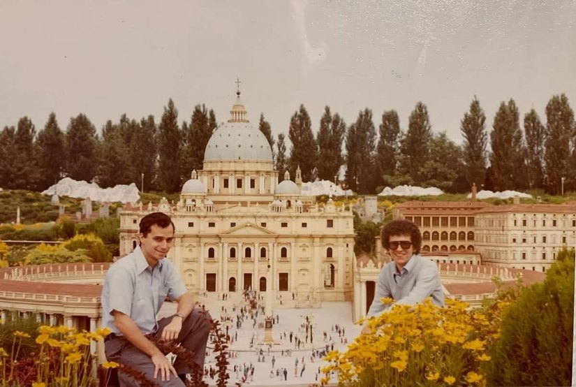 Robert Francis Prevost, oggi Papa Leone XIV, immortalato davanti alla riproduzione di San Pietro alla fine degli anni ‘70 insieme a Padre Lenzi di Capriate durante una visita privata. 