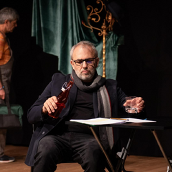 Una scena di Maurizio IV - Un Pirandello pulp 