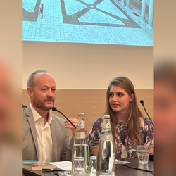 Monica Boggioni e Valerio Esposti relatori a una presentazione di Ogni sfida è vita 