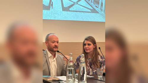 Monica Boggioni e Valerio Esposti relatori a una presentazione di Ogni sfida è vita 