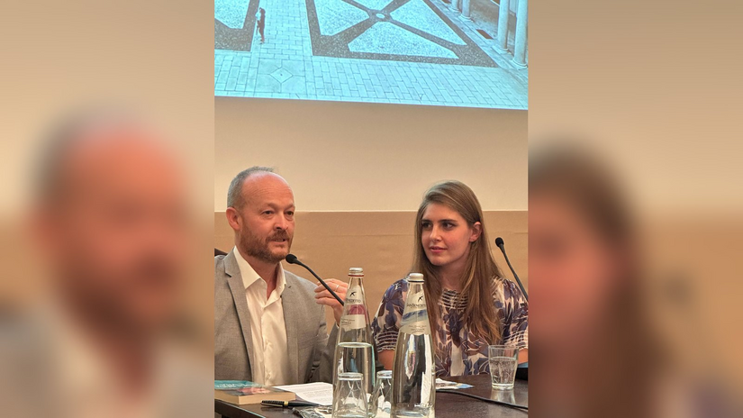 Monica Boggioni e Valerio Esposti relatori a una presentazione di Ogni sfida è vita 