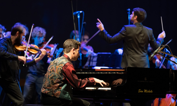 Il pianista Marco Mezquida con l'Orchestra Canova in «Rhapsody & Blues» 