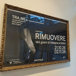Il pannello della mostra «Rimuovere» allo Spazio IsolaSET 