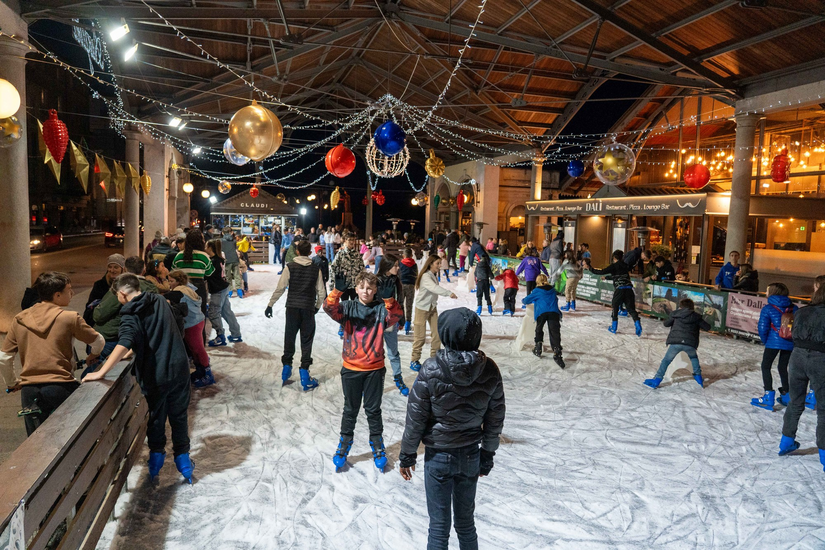 La pista di pattinaggio Intra On Ice sotto la tettoia dell'ex Imbarcadero 