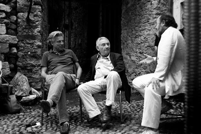 Nell’immagine: il fotografo Mario Dondero (al centro) in conversazione con il direttore del Centro culturale il Rivellino LDV di Locarno Arminio Sciolli e il filosofo Raffaele Scolari (sulla sinistra) nella corte del bastione cinquecentesco del castello visconteo di Locarno, nel 2011 (Foto di Robi Imfeld). 