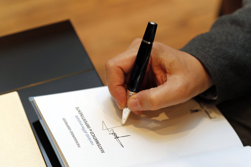 ©Poestate - la mano in foto è di Piergiorgio Odifreddi 