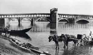 Pavia: l'antico Ponte Coperto sul fiume Ticino. 