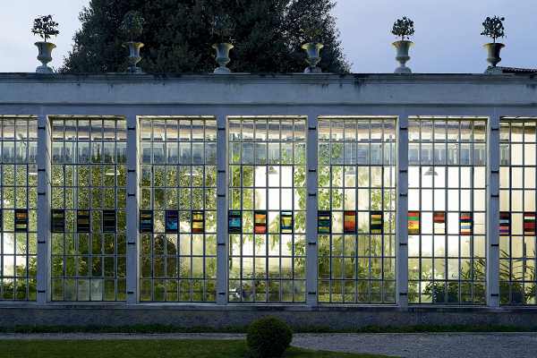 Looking Outward, 2019.
27 finestre di vetro colorate nella serra di Villa e Collezione Panza.
Courtesy Magonza. Photo Michele Alberto Sereni. 