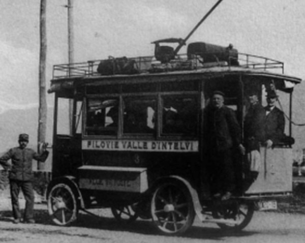 7 - Un veicolo filoviario pieno di viaggiatori, alcuni dei quali in piedi, con bagagli sul tetto 