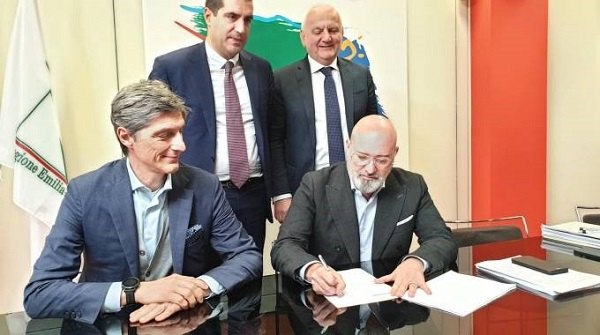 La firma sul decreto del Provvedimento Autorizzatorio Unico Stefano Bonaccini, in conferenza stampa 7 novembre 2022 