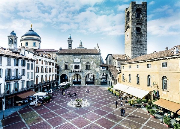 Bergamo Alta - Piazza Vecchia con il Palazzo della Ragione e la Torre Civica ©inLombardia 