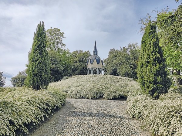 La splendida fiuritura del “Giardino delle nuvole” al Castello di Masino.
(foto © Maria Burro 