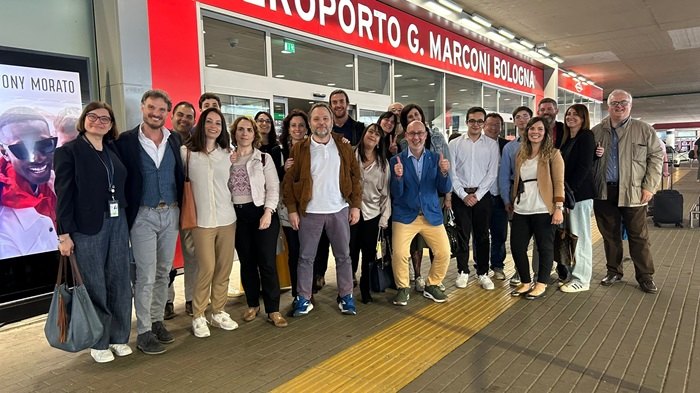 Gruppo Giovani in Aeroporto a Bologna 