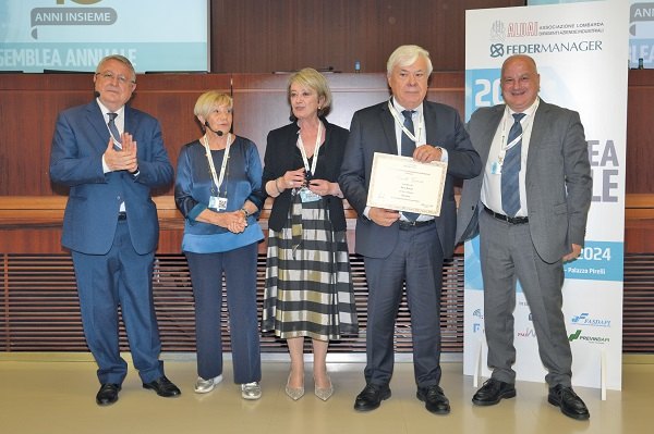 La premiazione di Marcello Garzia:
da sinistra Mino Schianchi - Silvana Menapace, Presidente del Comitato Pensionati - Manuela Biti, Presidente ALDAI - Marcello Garzia e Valter Quercioli 