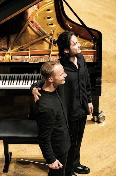 Il Maestro Niklas Benjamin Hoffman e il pianista Arsenii Moon 